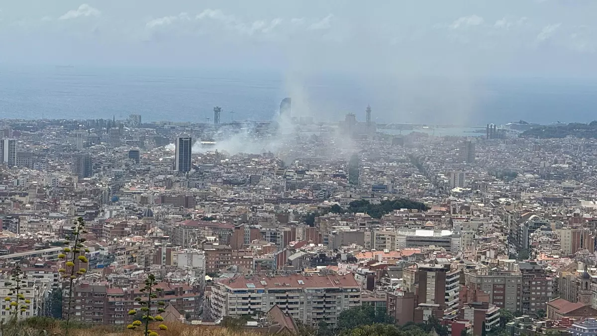 Densa humareda en plena Rambla Catalunya: el susto mañanero de Barcelona