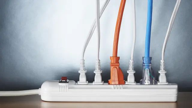 Regletas, enchufes y descuidos: una receta para el incendio en zapatillas