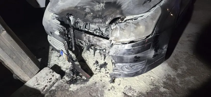 Vecinos sofocan incendio de un coche en Arrecife y refuerzan importancia de la prevención