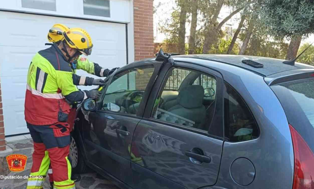 La imprudencia de dejar las llaves en el coche obliga a bomberos a rescatar a un bebé