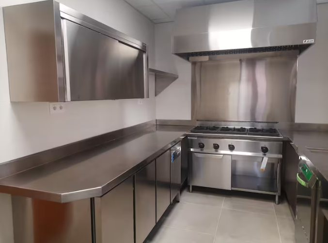 San Esteban de Litera apuesta por la renovación: cocina nueva en el comedor escolar y social