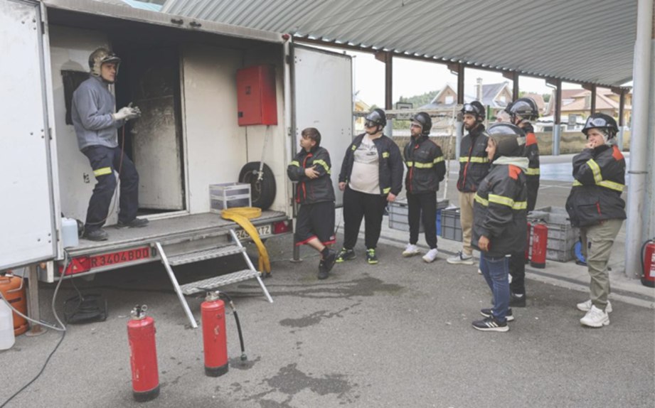 La escuela taller de Castrillón aprende a desenvolverse ante el peligro inmediato y real