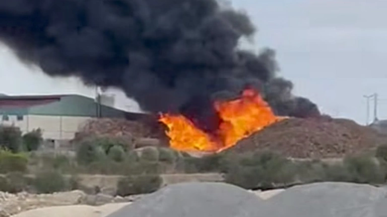 Espectacular incendio en San Vicente de Alcántara: las llamas arrasan una nave del sector corchero.