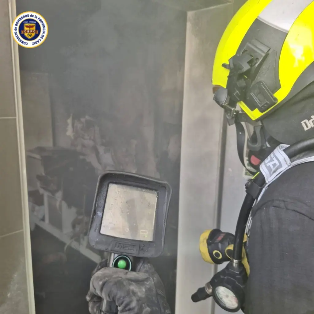 Fuego en casa de Chiclana ocasiona deterioros en el salón sin víctimas