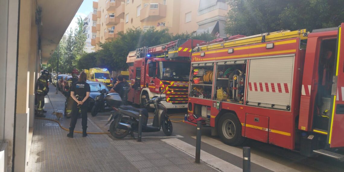 Fuego en el centro de Ibiza: Dos mujeres heridas y mascotas rescatadas