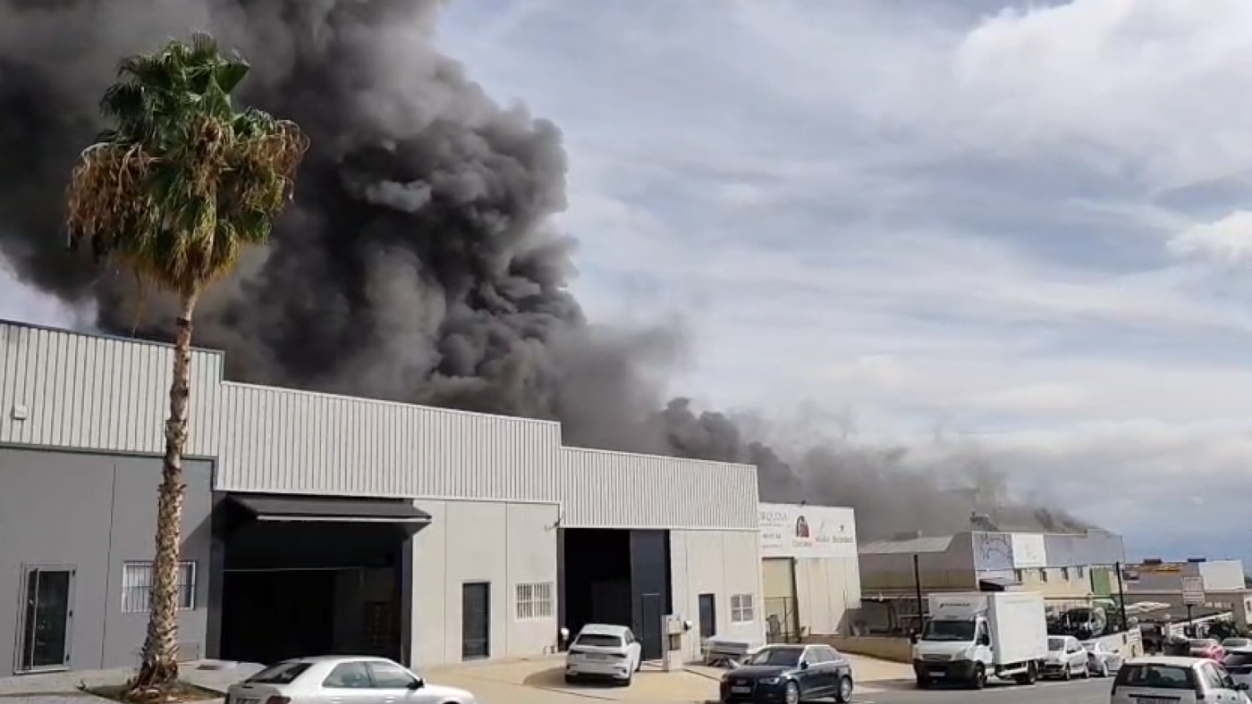 Ocho heridos en el incendio de una nave industrial en el polígono Saprelorca
