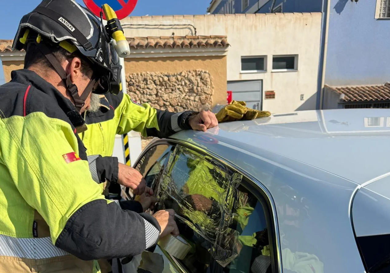Rescatado un bebe que se quedó encerrado en el interior de un coche en Archena