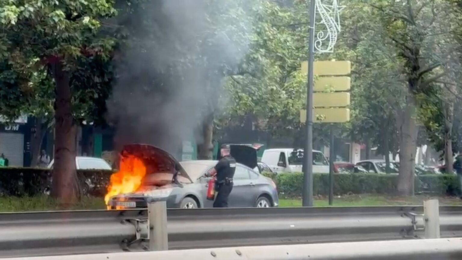 Coche se incendia en la avenida de Catalunya de Valencia: La intervención inmediata de los agentes impidió que las llamas se propagaran a otros vehículos