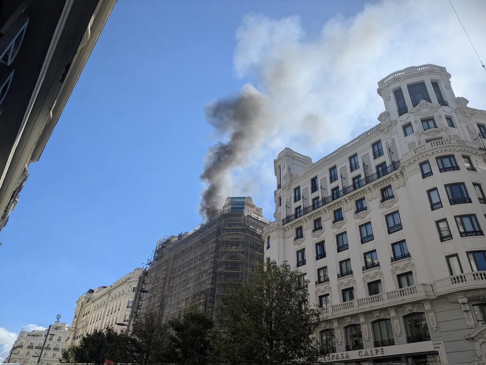 Gran incendio en un edificio de la Gran Vía de Madrid paraliza la calle y moviliza a los servicios de emergencia