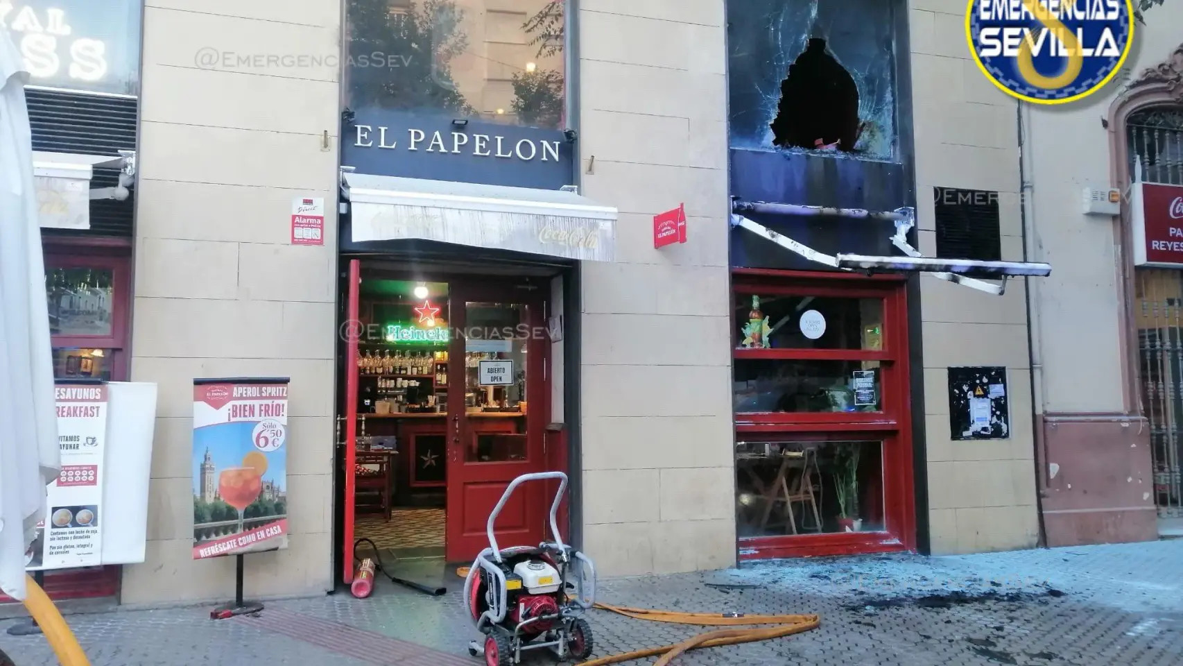 Incendio en un bar de Sevilla causa gran conmoción en Reyes Católicos