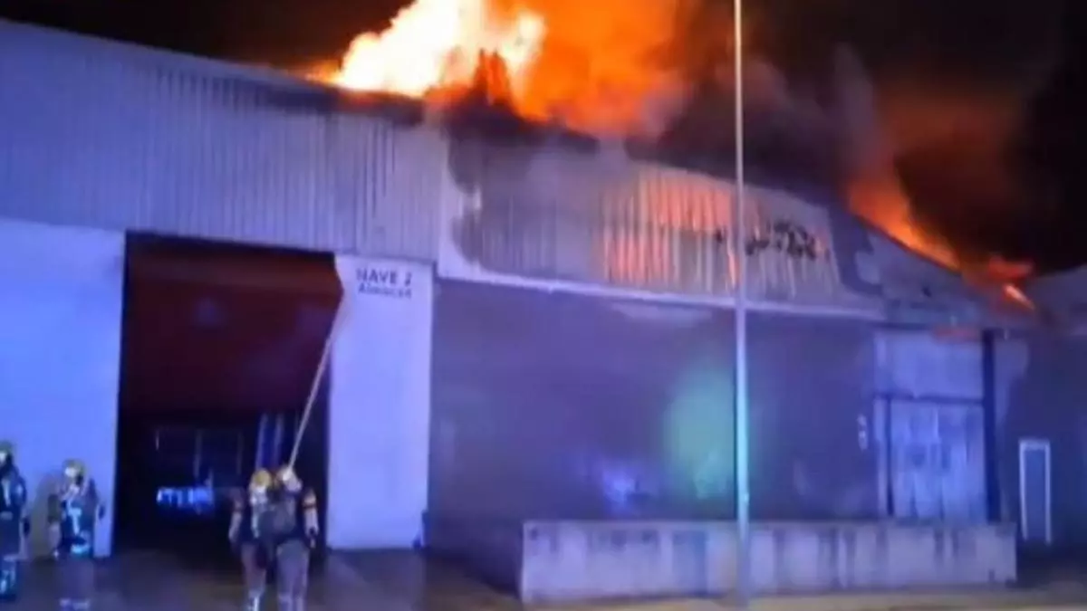 Incendio en un polígono industrial de Malgrat de Mar arrasa tres naves y moviliza un amplio operativo de emergencia