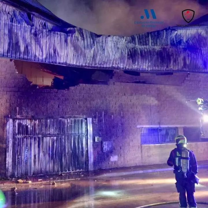 Incendio en Casabermeja arrasa dos naves industriales de cosmética. Un suceso que pone en evidencia la vulnerabilidad de las instalaciones industriales.