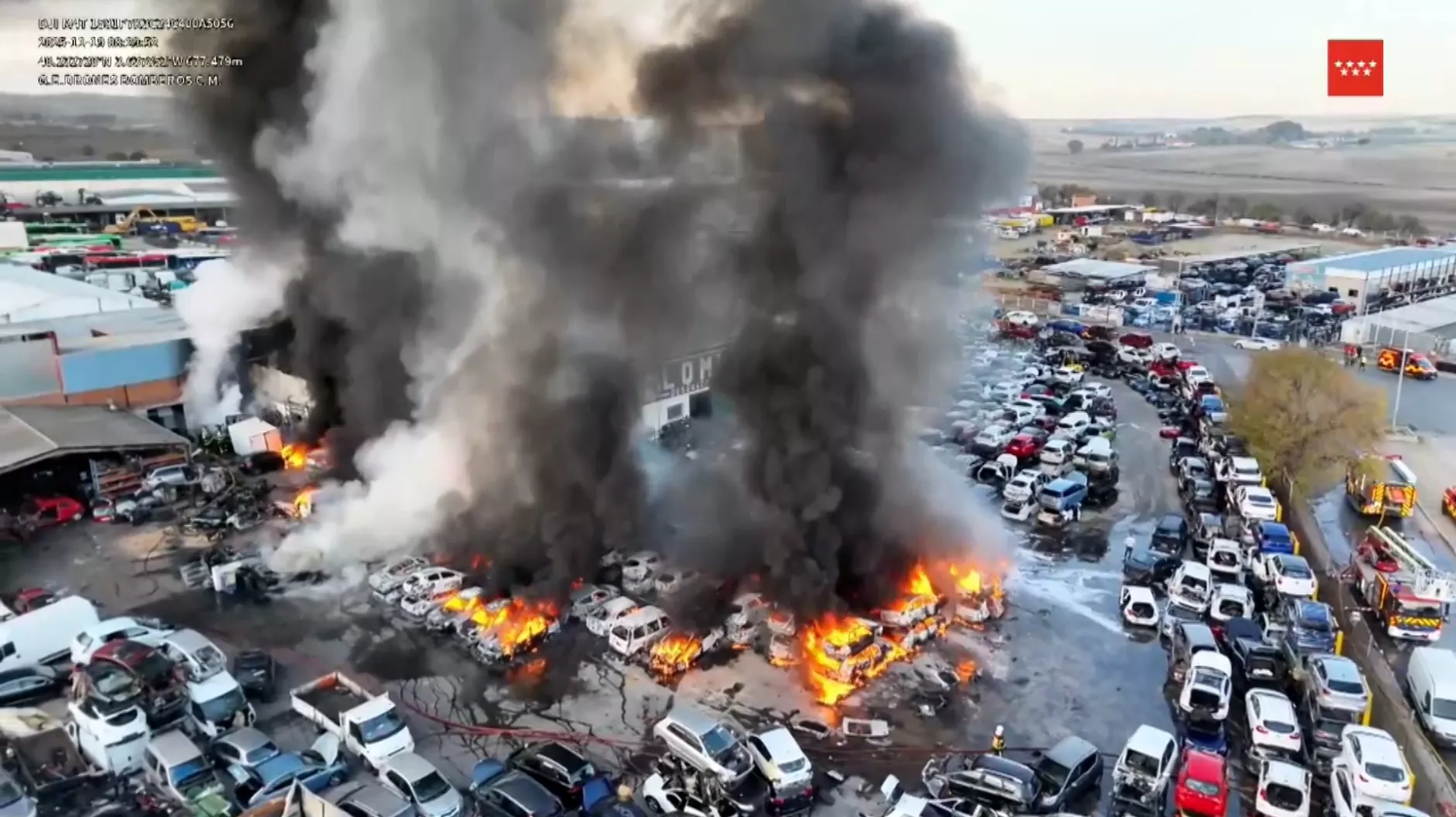 Incendio en un desguace de San Martín de la Vega moviliza un amplio operativo de emergencia. Panorama inicial del incendio