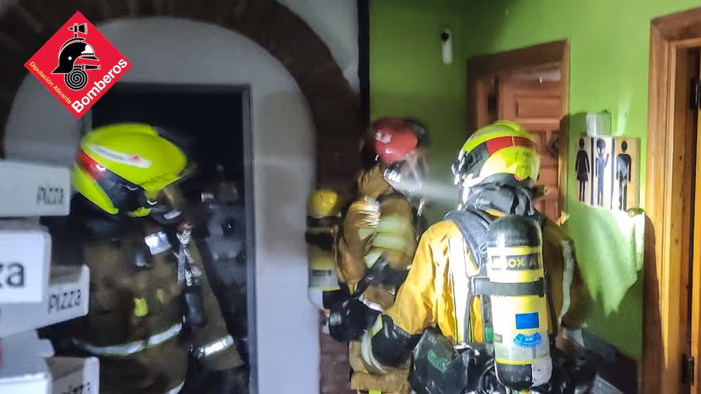 Incendio en un bar de Elda reaviva la urgencia de reforzar la seguridad en cocinas profesionales: La rápida actuación de los bomberos evitó una tragedia mayor en un siniestro originado en el sistema de extracción.