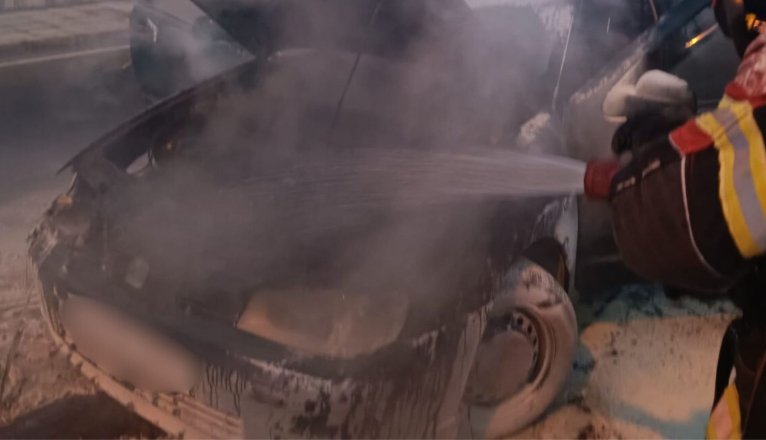 Incendio nocturno en San Bartolomé: un vehículo en llamas moviliza a los servicios de emergencia. Análisis completo del suceso