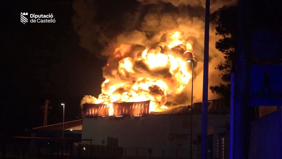 Incendio en una nave industrial de Almassora: Un siniestro que alerta sobre la vulnerabilidad de las infraestructuras industriales.