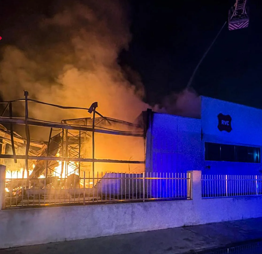 Gran despliegue de bomberos para apagar un incendio en una nave industrial de Elda
