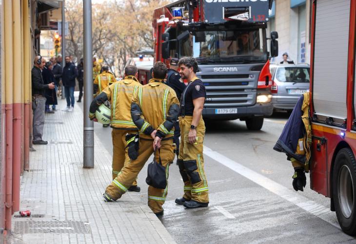 Un incendio en una vivienda de Es Fortí provoca una gran columna de humo. Respuesta inmediata ante un episodio de riesgo residencial.