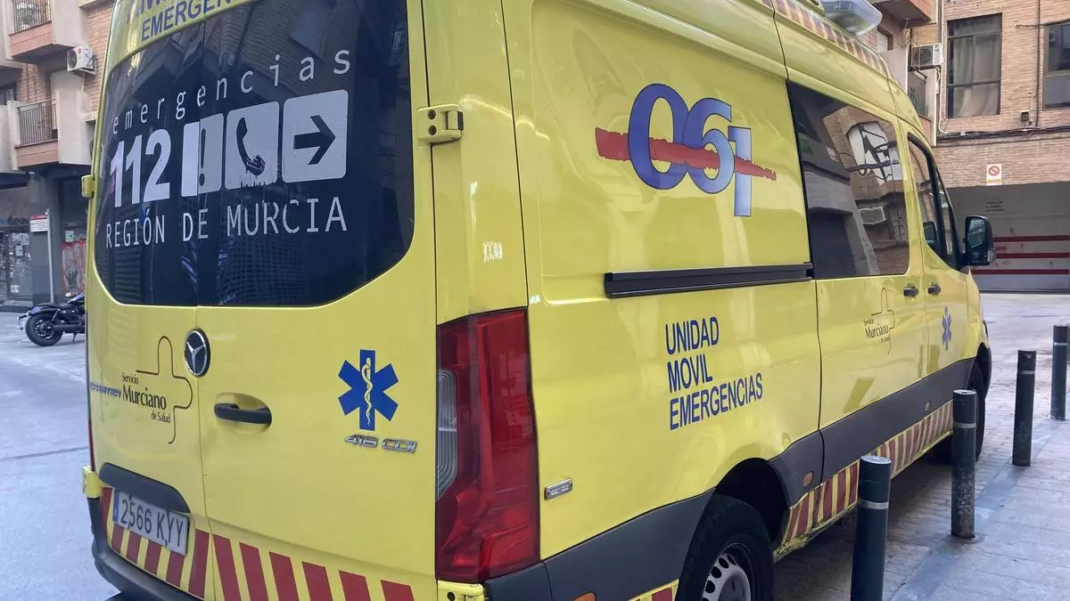 Alarma en Caravaca por el incendio en un bar que deja tres personas afectadas. Impacto del incendio y respuesta inmediata de los servicios de emergencia.