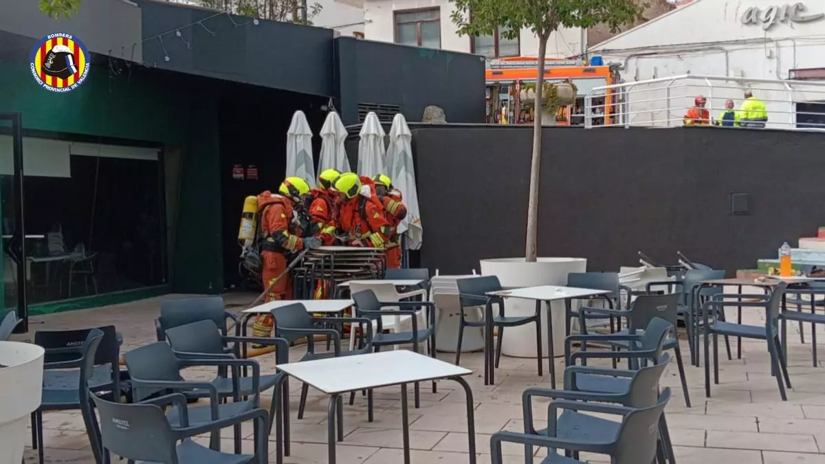 Fuego en Ontinyent: Los bomberos sofocan un incendio en el restaurante El Rovellet de l'ou.