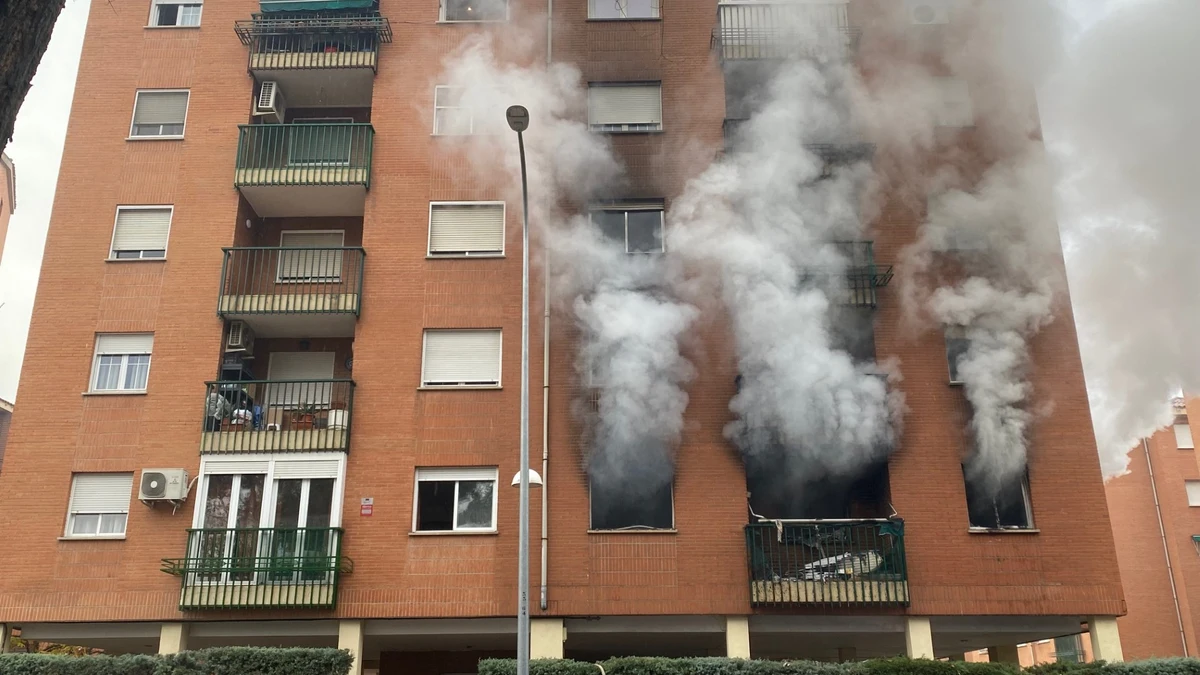 Explosión de gas en un edificio de Toledo provoca un incendio y varios heridos. Impacto de la explosión y primeras intervenciones.