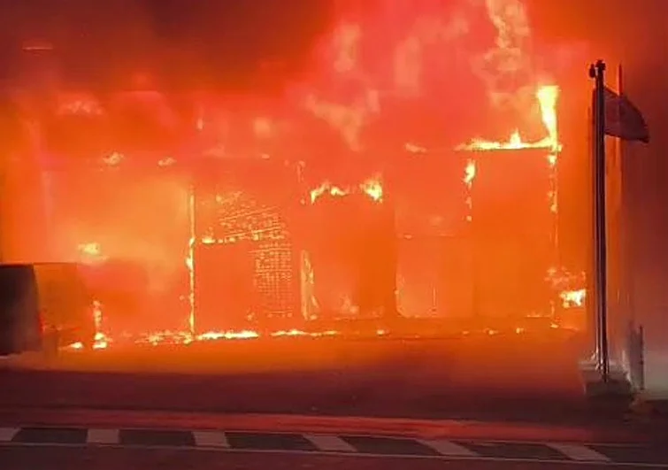 Incendio en Cobatillas: una noche de tensión y trabajo constante para los equipos de emergencia. Respuesta inmediata ante un fuego que sorprendió a la pedanía.