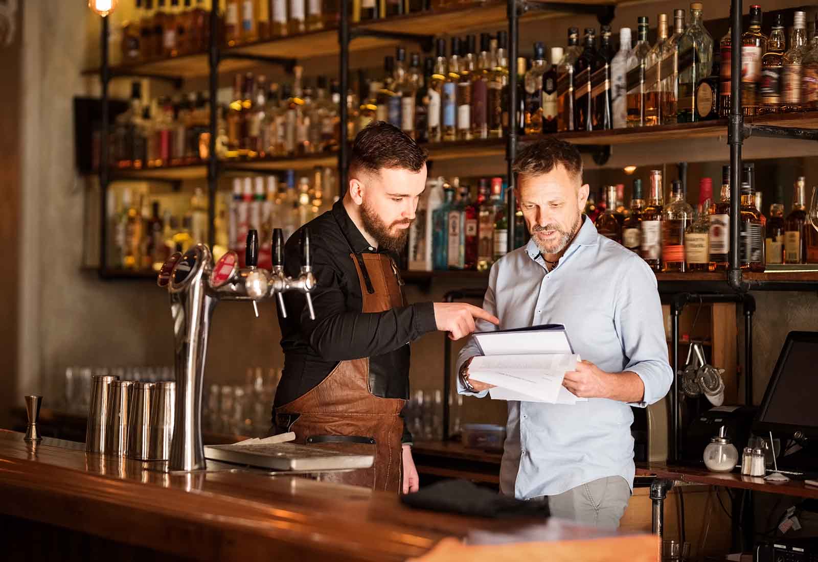 ¿Cuál es la diferencia entre la licencia de bar y cafetería? Licencias en el sector hostelero.