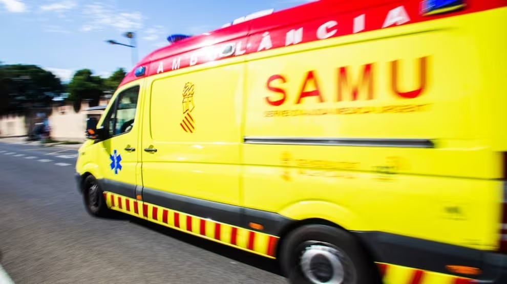 Hospitalizadas dos personas por inhalación de humo en un incendio en Burriana.