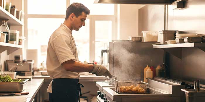 Cómo elegir entre los distintos tipos de freidoras industriales. La importancia estratégica de la freidora industrial en la cocina profesional.