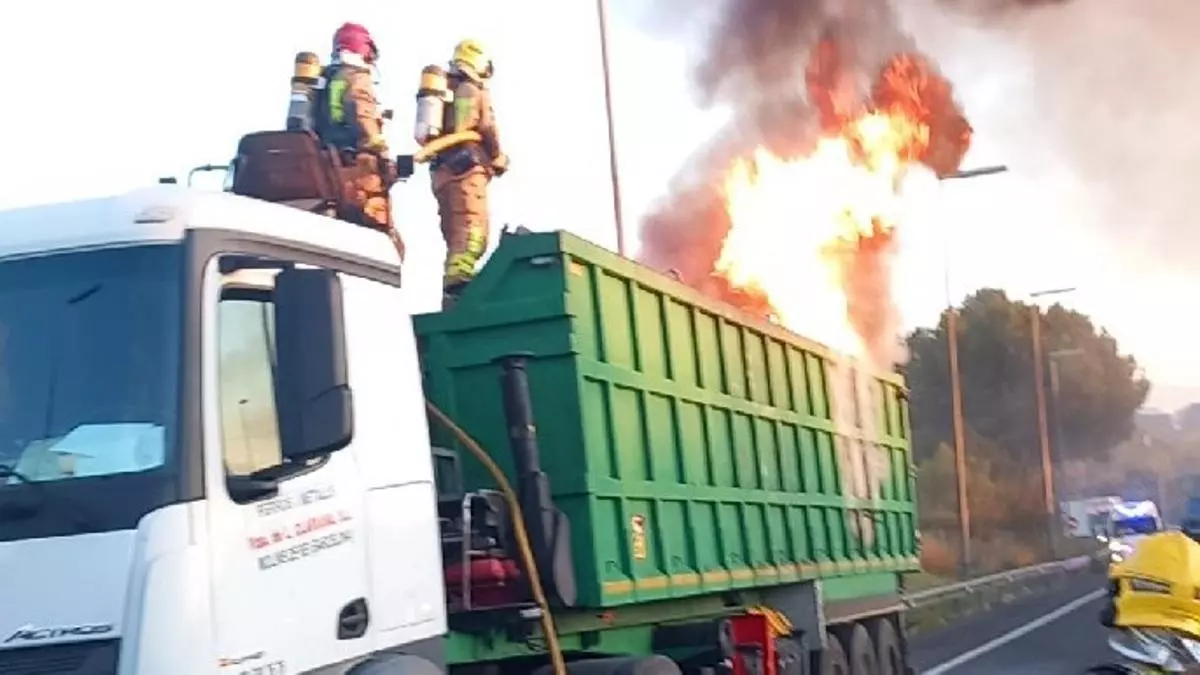 Incendio en la B-30: El fuego en un camión provoca severas retenciones en el Vallès. Impacto del incidente en la movilidad metropolitana.