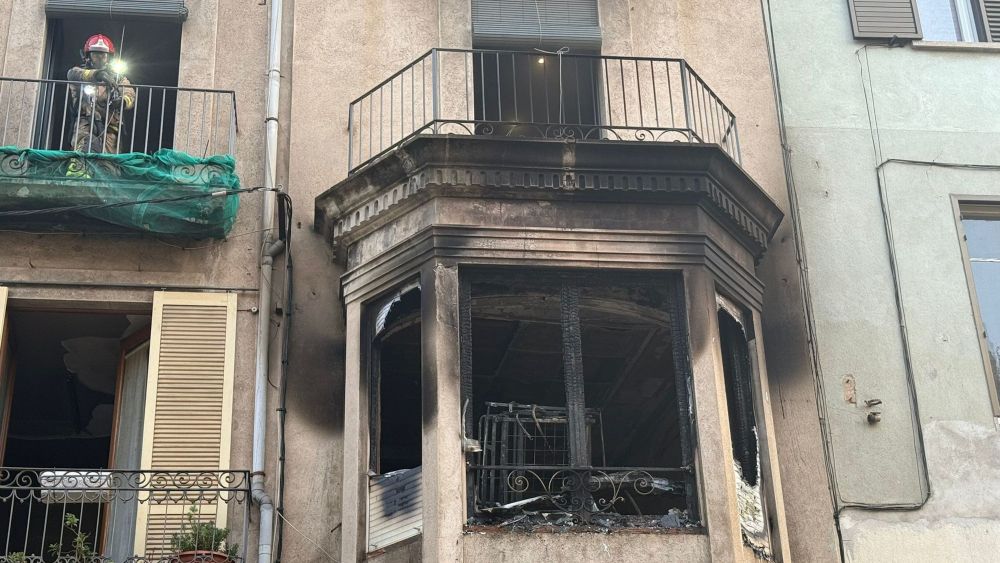 Seis heridos menos graves, entre ellos tres menores, en el incendio de un bloque de pisos en Figueres. Incendio urbano y respuesta de emergencias