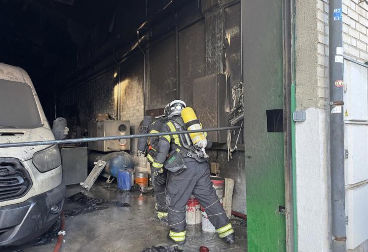 Efectivos de emergencia combaten las llamas en una nave industrial de Humanes