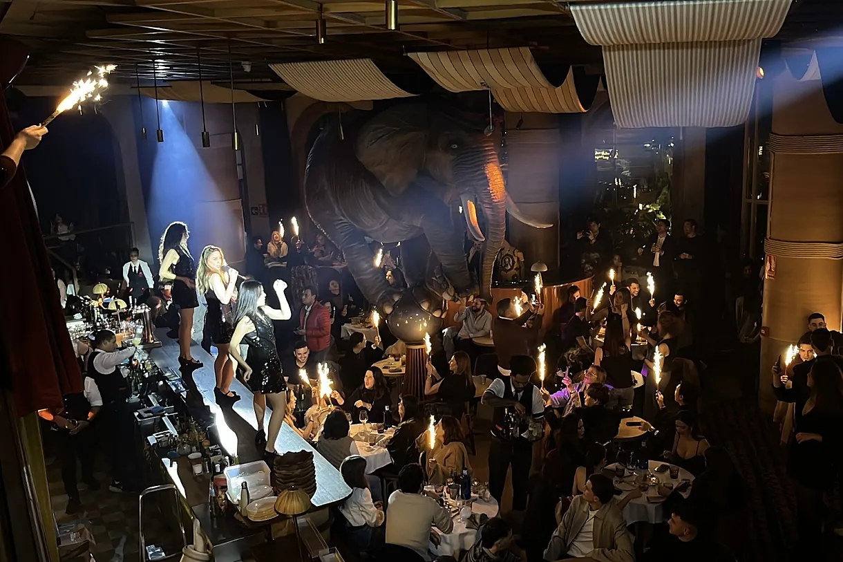 Un incendio provocado por bengalas obliga a evacuar el restaurante Fanático en Madrid