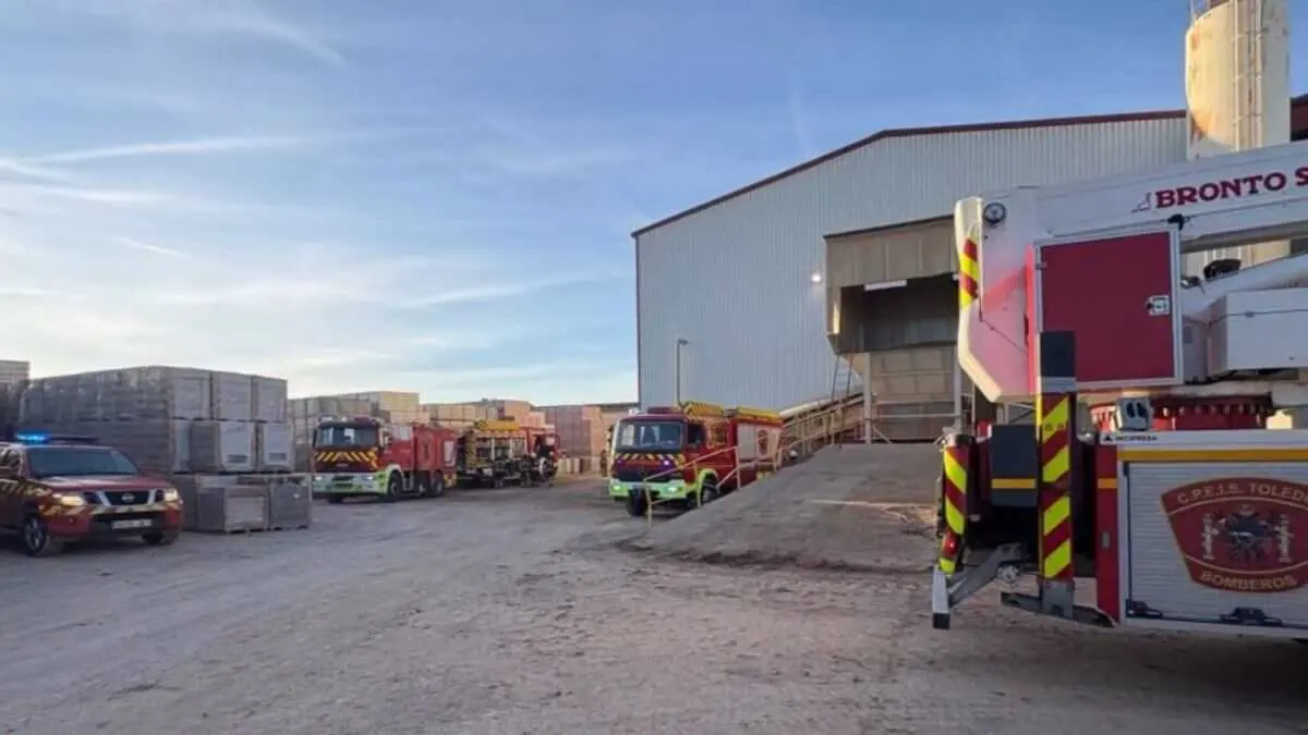 Batalla contra el fuego en Yuncos: 14 horas de incansable labor para controlar el incendio de una empresa cerámica. Lecciones técnicas