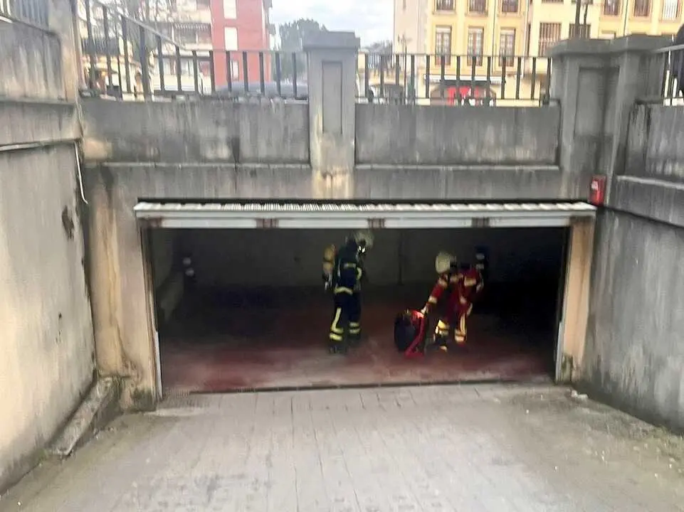 Control y seguridad tras un incendio en un garaje comunitario en Sarón. Actuación coordinada y respuesta eficaz de los servicios de emergencia.