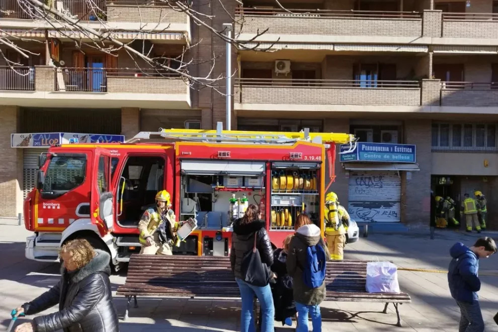 Bomberos de la Generalitat extinguen un incendio doméstico en el centro