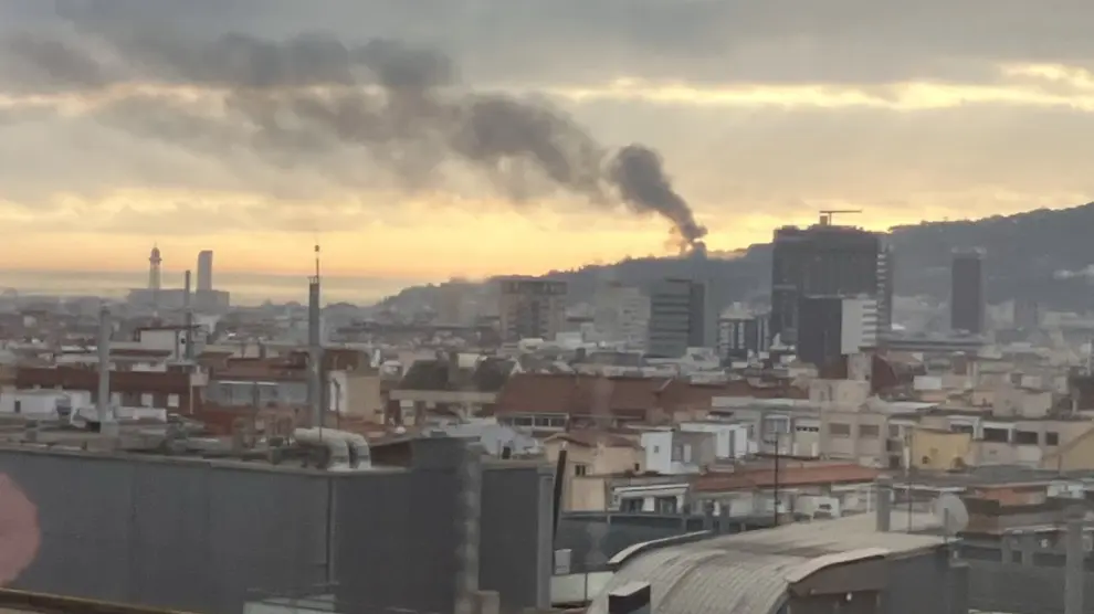 Un incendio en un asentamiento de Montjuïc provoca una gran humareda visible en la capital catalana. Contexto y detalles del incidente.