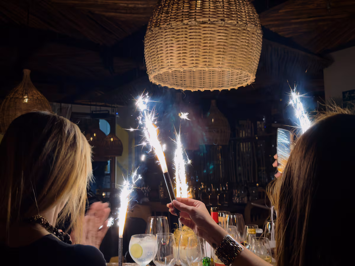 Bengalas con champán: en el paseo de La Castellana se juega con fuego cada noche. Riesgo creciente en el eje nocturno más transitado de Madrid.
