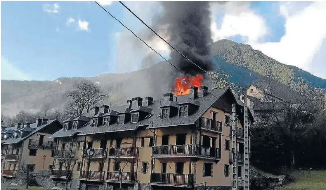 Incendio en un edificio residencial de alta montaña moviliza a los servicios de emergencia en el Pirineo aragonés