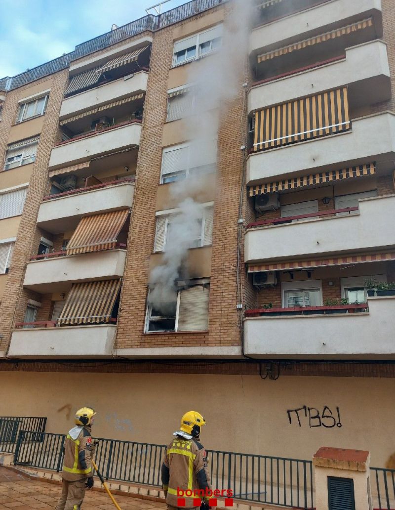 Incendio en una vivienda de Reus moviliza a bomberos y servicios sanitarios. Intervención rápida de los servicios