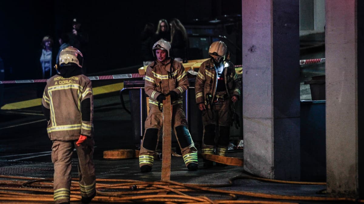 Clausurada una hamburguesería por dos incendios casi consecutivos en A Coruña. Intervención de emergencia y cierre inmediato del establecimiento.