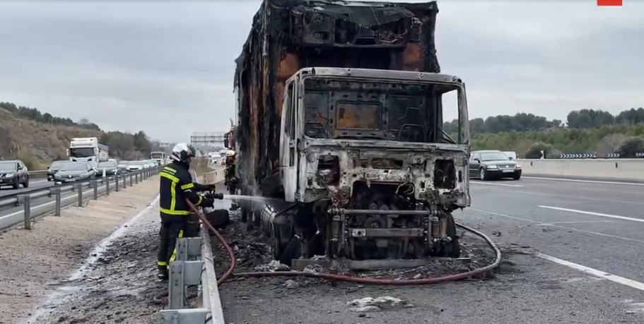 Un camión envuelto en llamas paraliza la autopista en Rivas: el fuego y una fuga de gas complican la circulación.