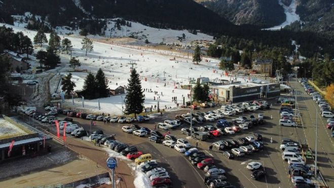 Evacuación urgente en un hotel de La Molina tras un incendio en plena temporada de invierno. Alarma matinal y respuesta inmediata