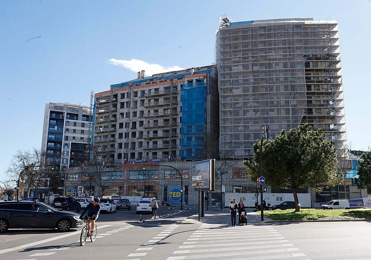 Incendio en Campanar revela deficiencias en seguridad y normas; la rehabilitación y las medidas preventivas son urgentes para proteger edificios residenciales.