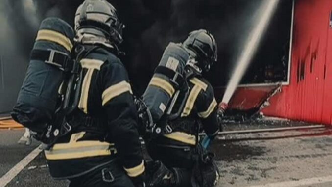 Incendio de gran magnitud en nave industrial de Vallecas obliga a una rápida intervención de emergencias