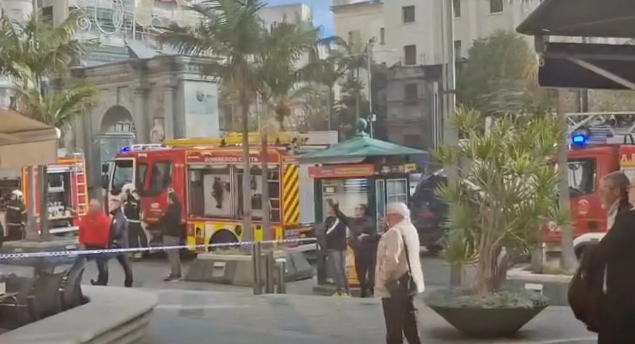 Incendio en un cuadro eléctrico de un edificio genera alarma en el estudio Qreativos Ceuta. Actuación rápida de los servicios de emergencia