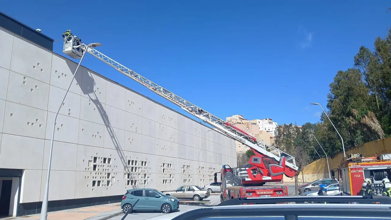 Sofocado un conato de incendio en el Complejo Deportivo Díaz-Flor de Ceuta sin consecuencias para los usuarios. Intervención inmediata