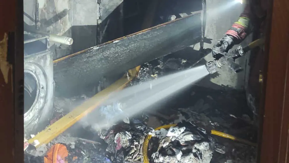 Incendio sofocado en una vivienda de Torrelavega sin heridos y con actuación ejemplar de los servicios de emergencia. Respuesta rápida y eficaz ante una emergencia doméstica.