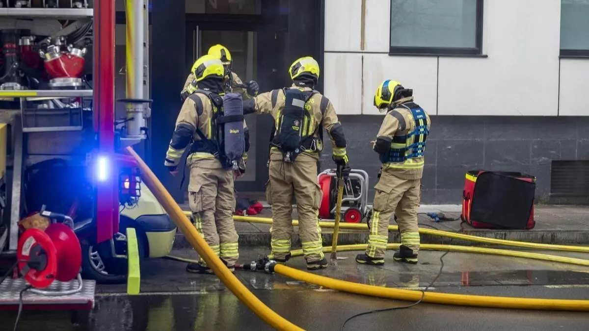 Incendio en una vivienda de Santiago obliga a la intervención urgente de los bomberos en la rúa Travesía da Calzada do Sar