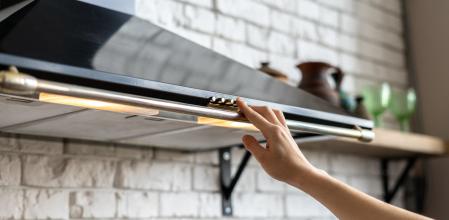 El error silencioso al usar la campana extractora que puede llenar tu casa de olores. La advertencia de una interiorista